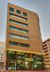 un grand bâtiment de bureau avec beaucoup de fenêtres dans l'établissement Comfort Inn Hotel Deira, à Dubaï