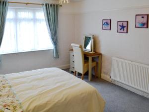 A bed or beds in a room at Sea Shell House 