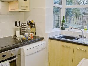 A kitchen or kitchenette at May Cottage 