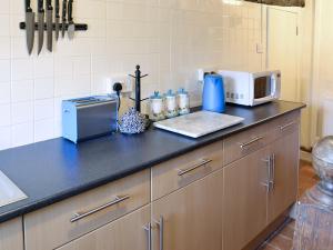 A kitchen or kitchenette at Cartref 