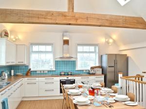 A kitchen or kitchenette at Solent Sea Scapes 