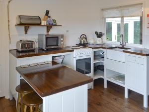 A kitchen or kitchenette at Cragknowe 