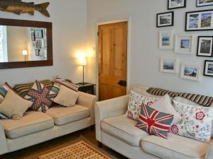 A seating area at Tide Cottage 