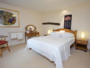 A bed or beds in a room at Dickory Cottage 