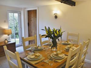 A restaurant or other place to eat at Dolphin Cottage 