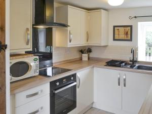 A kitchen or kitchenette at Dolphin Cottage 