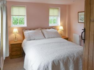 A bed or beds in a room at Dolphin Cottage 