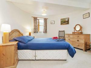 A bed or beds in a room at Chessons Oast 