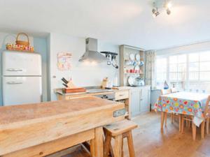 A kitchen or kitchenette at Corner House 