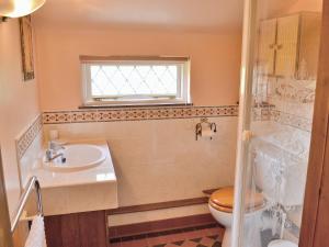 A bathroom at Willow Lodge 