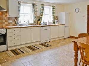 A kitchen or kitchenette at The Wallaces 