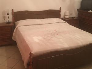 Un dormitorio con una cama grande con flores. en Sole e Mare, en San Vincenzo