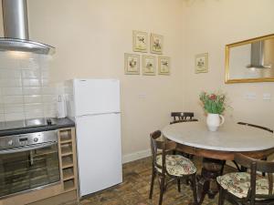 A kitchen or kitchenette at The Mews 