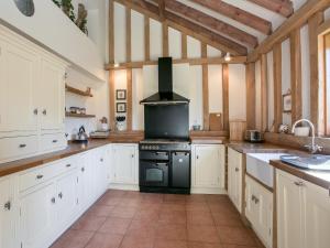 A kitchen or kitchenette at The Barn 