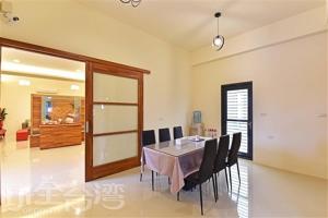 uma sala de jantar com uma mesa e cadeiras pretas em Sea Sky Love Homestay em Magong