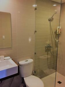 マニラにあるTravellers 101 Condo near Manila Airportのバスルーム(シャワー、トイレ、シンク付)