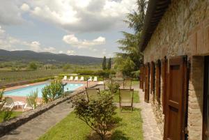 Bazén v ubytovaní Relais Borgo Di Toiano alebo v jeho blízkosti