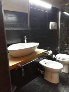 La salle de bains est pourvue d'un lavabo et de toilettes. dans l'établissement Bed & Breakfast Idomeneo 63, à Lecce