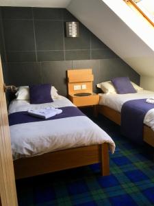 2 camas en una habitación con ático en Maol View Apartment, en Kyleakin