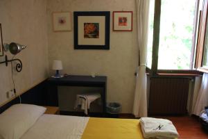 um quarto com uma cama, uma lareira e uma janela em B&B Il Trigolo em Gazzo