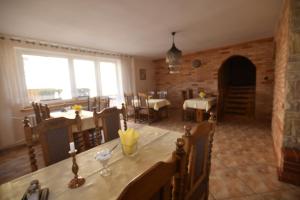a dining room with a table and chairs in a room at Motel Za Grosik in Wałcz