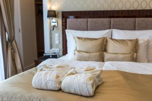 2 ręczniki na łóżku w pokoju hotelowym w obiekcie Royal Palace w Turčianskich Teplicach