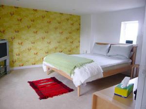 A bed or beds in a room at West Cottage 