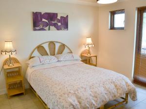 A bed or beds in a room at Flag House 