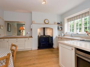 A kitchen or kitchenette at The Old Vicarage 