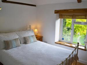A bed or beds in a room at Snowdrop Cottage 