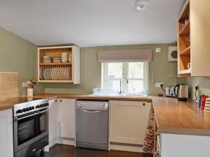 A kitchen or kitchenette at The Haybarn 