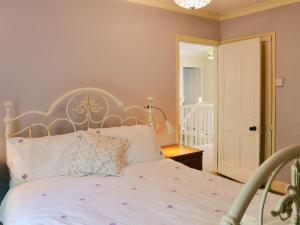 A bed or beds in a room at Orchard House 