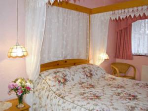 A bed or beds in a room at The Warren 