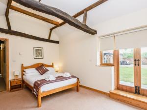 A bed or beds in a room at Monks Barn 