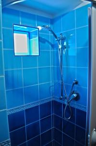 ヴィエトリにあるL'antico Giardinoの青いタイル張りのバスルーム(シャワーヘッド付)