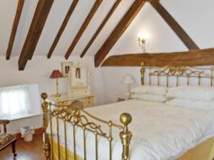 A bed or beds in a room at Tiplen Green Barn 