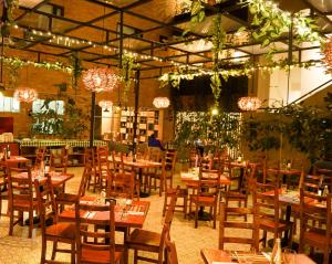 ห้องอาหารหรือที่รับประทานอาหารของ Hotel Factory Green Bogotá