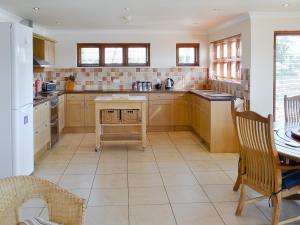 A kitchen or kitchenette at Flag House 