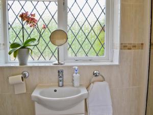 A bathroom at The Paddock Annexe 