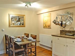 A restaurant or other place to eat at Joiners Cottage 