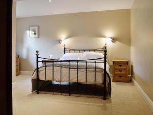 A bed or beds in a room at Joiners Cottage 