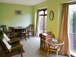 A restaurant or other place to eat at Coachmans Cottage 