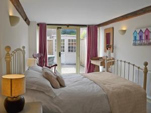 A bed or beds in a room at The Haybarn 