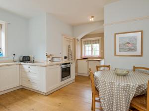 A kitchen or kitchenette at The Old Vicarage 