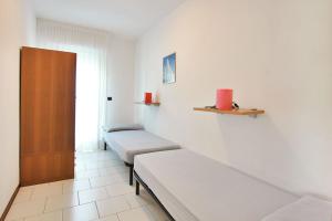 リニャーノ・サッビアドーロにあるCondominio Croce del Sudのベッド2台と窓のある病室です。
