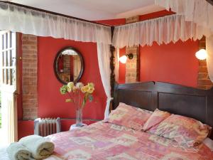 A bed or beds in a room at Millers Oast 