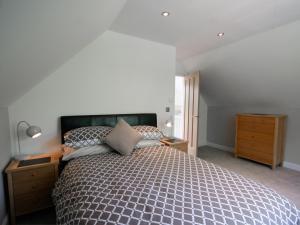 A bed or beds in a room at Edgewater 