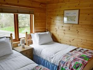 A bed or beds in a room at Wren Lodge 