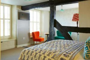 Ein Bett oder Betten in einem Zimmer der Unterkunft The Bull Hotel