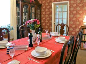 A restaurant or other place to eat at Old Post Office 